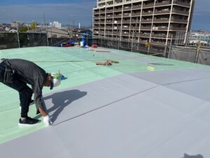 春日井市にて屋上防水工事＜塩ビシート機会固定工法＞施工状況