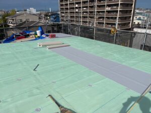 春日井市にて屋上防水工事＜塩ビシート機会固定工法＞施工状況